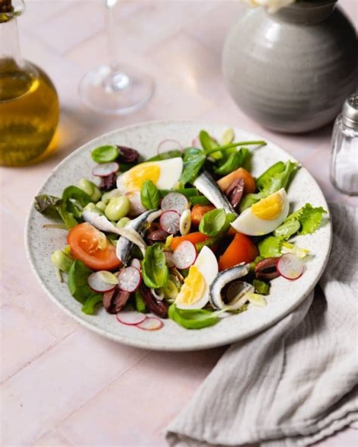Salade niçoise ingredient crossword clue answer